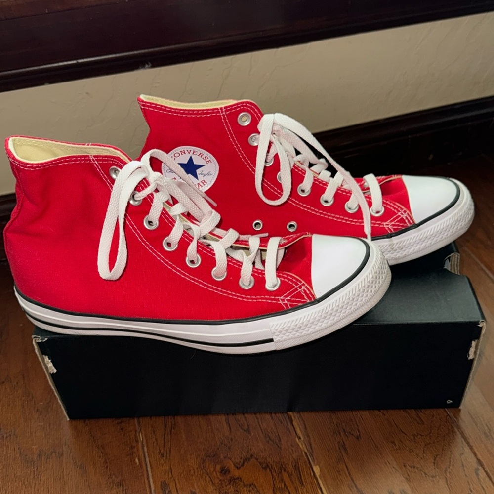 High-top red converse. Unisex size 10 women’s/size 8 men’s. New condition.